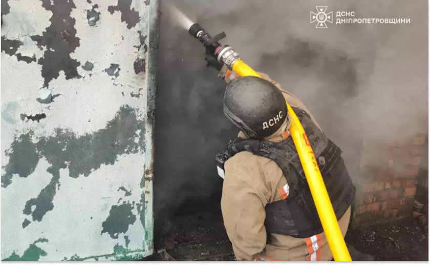 Горів гараж з автомобілем всередині та кімната житлового будинку: вогнеборці Нікополя ліквідували займання