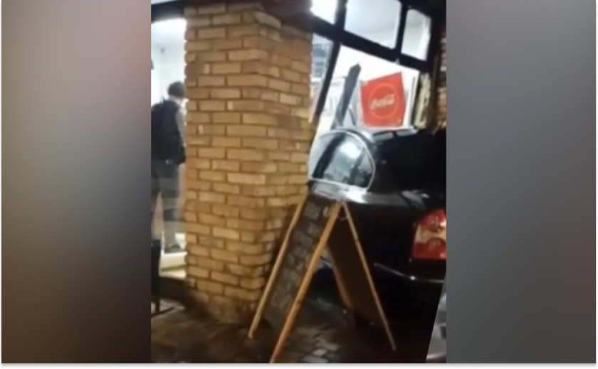 У Дніпрі пʼяний водій Volkswagen влетів у кіоск із шаурмою: подробиці ДТП