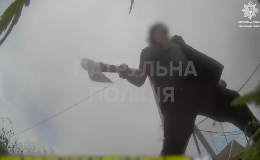 Напав на правоохоронців із сокирою: у Запоріжжі затримали зловмисника
