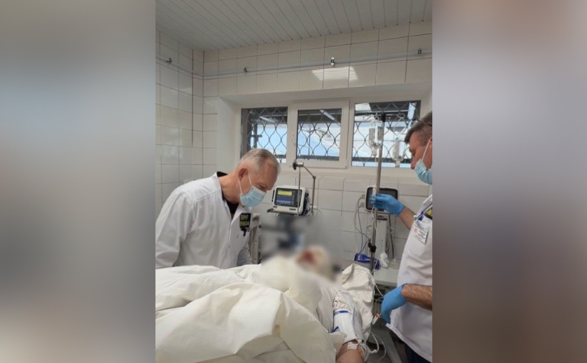 У Дніпрі медики рятують поранених військових після вибуху в бойовій машині