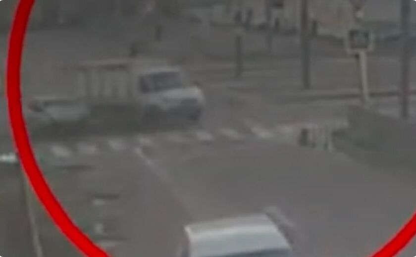 У Дніпрі на Бандери легковик та «ГАЗель» після зіткнення відлетіли у паркани: подробиці ДТП