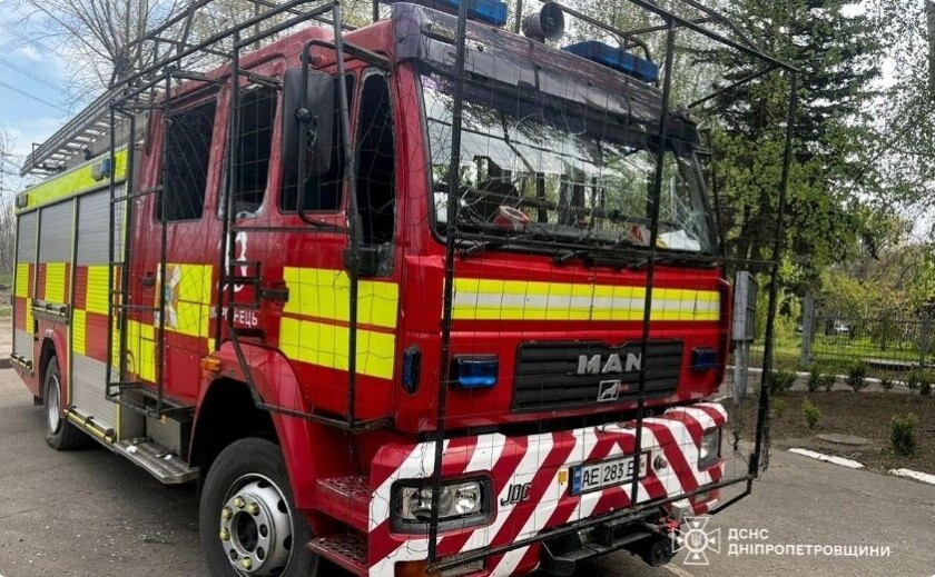 Ворог тричі атакував автомобіль рятувальників у Марганці: деталі