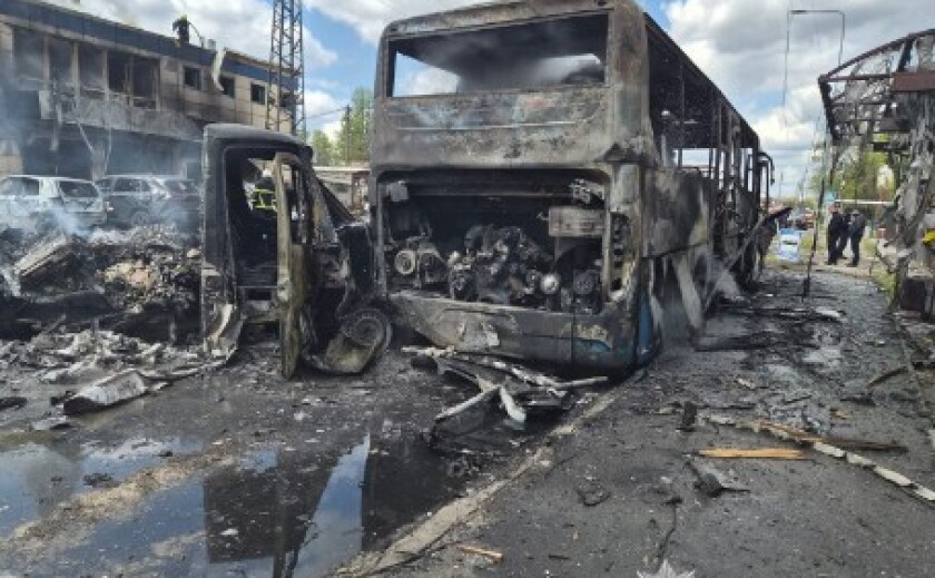 Поліція працює на місці ворожого обстрілу Дніпра: є загибла та поранені, серед них – поліцейський