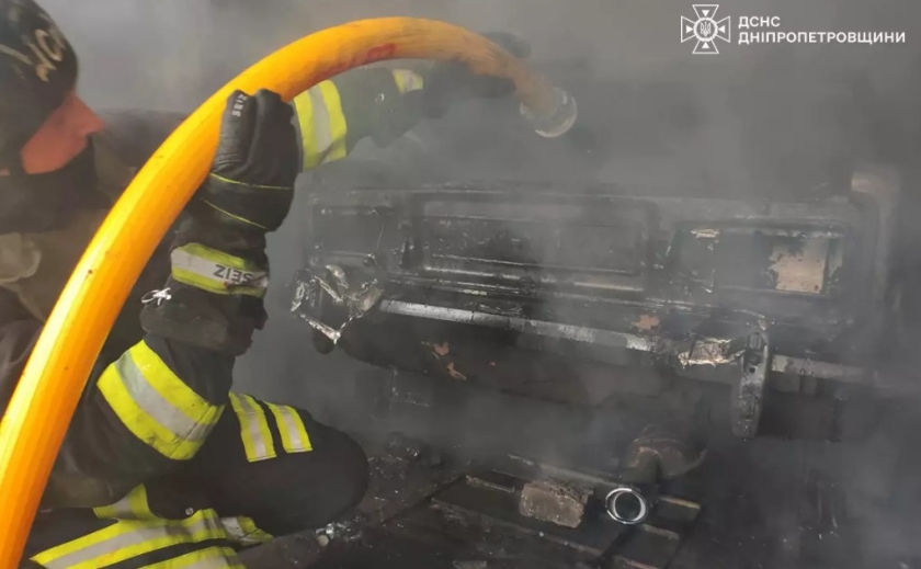 У Нікополі горів гараж з автомобілем всередині та житловий будинок