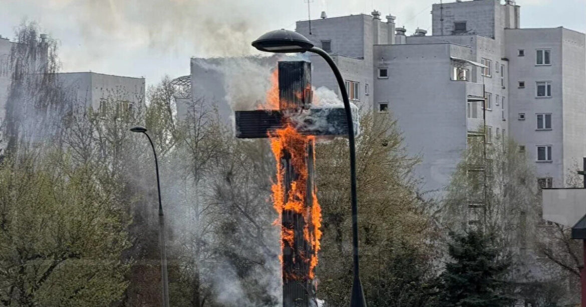 У Польщі встановили ймовірну причину займання 17-метрового хреста у Варшаві