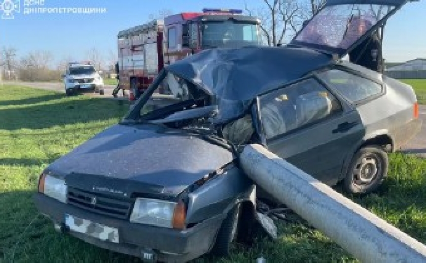 У Нікопольському районі легковик врізався у залізобетонну опору: рятувальники деблокували постраждалого водія з понівеченого автомобіля