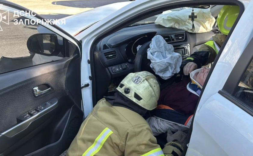 В’їхав у дерево: у Запоріжжі рятувальники деблокували водія з понівеченого автомобіля внаслідок ДТП