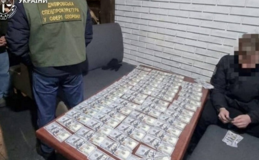 21,5 тисяча доларів за непридатність  до служби: на Дніпропетровщині затримали посадовицю, що вимагала хабар