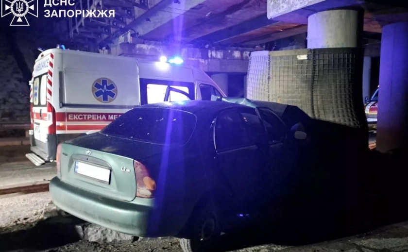 У Запоріжжі «Ланос» не впорався з керуванням та зіштовхнувся із бетонною опорою