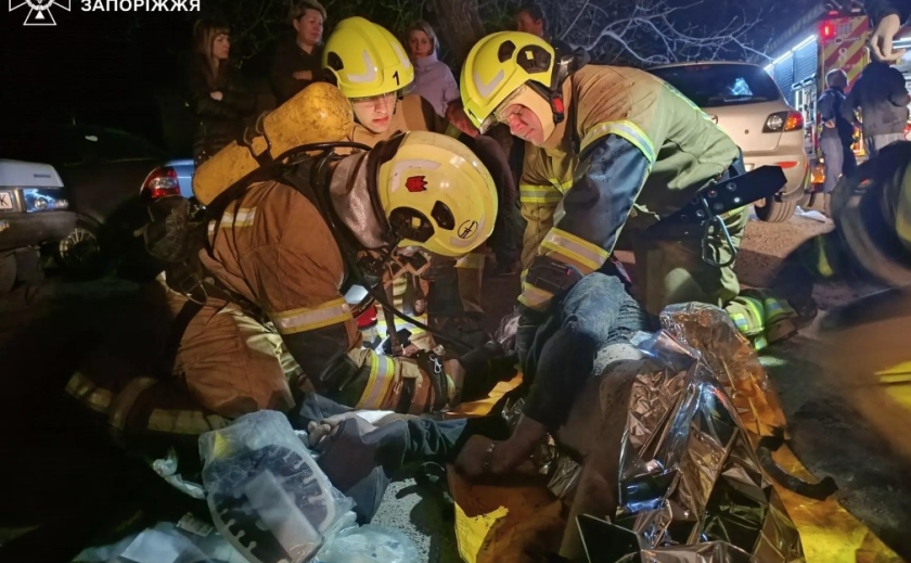 Запоріжжя: під час пожежі в багатоповерхівці надзвичайники врятували двох людей