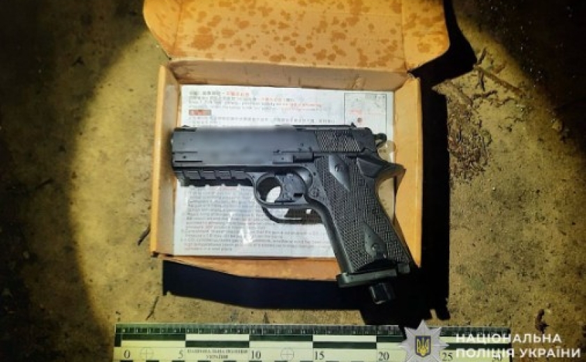 Поліція затримала 18-річного хлопця, який поцілив у дівчину з пневматичного пістолета