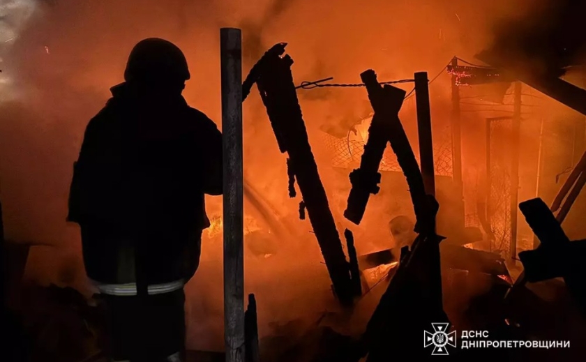 У Павлограді рятувальники ліквідували пожежу на території приватного домоволодіння