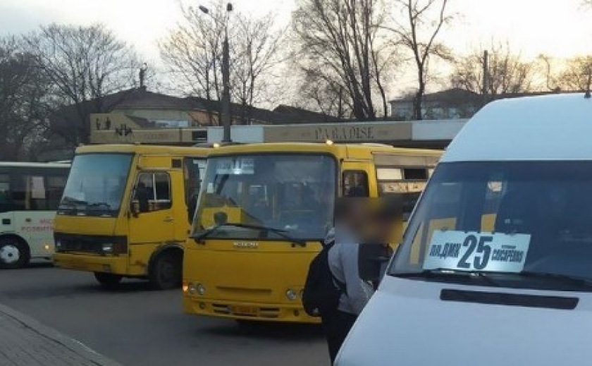 У Кам’янському з 24 квітня дорожчає проїзд у міських автобусах: якими будуть ціни