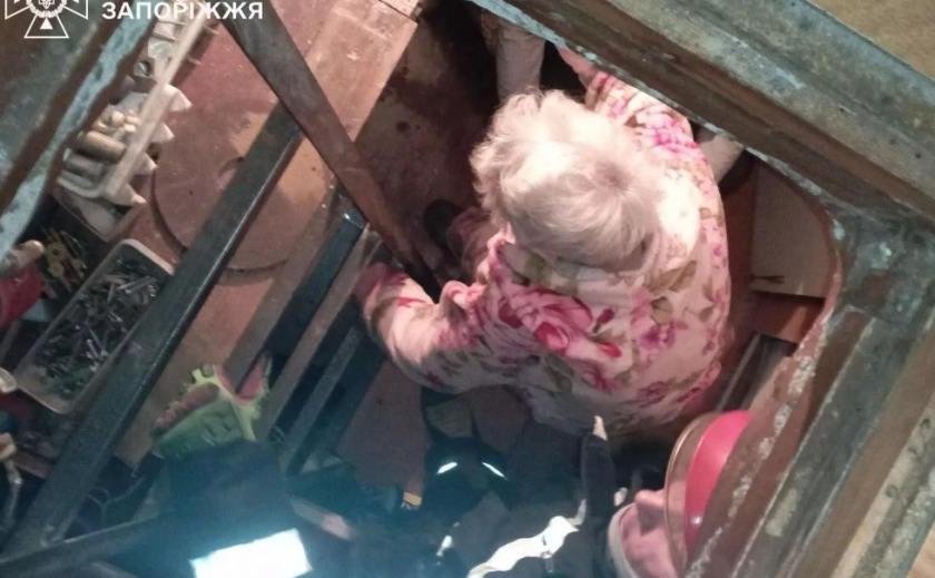 У Запоріжжі жінка впала у підвал та не могла вибратися самостійно
