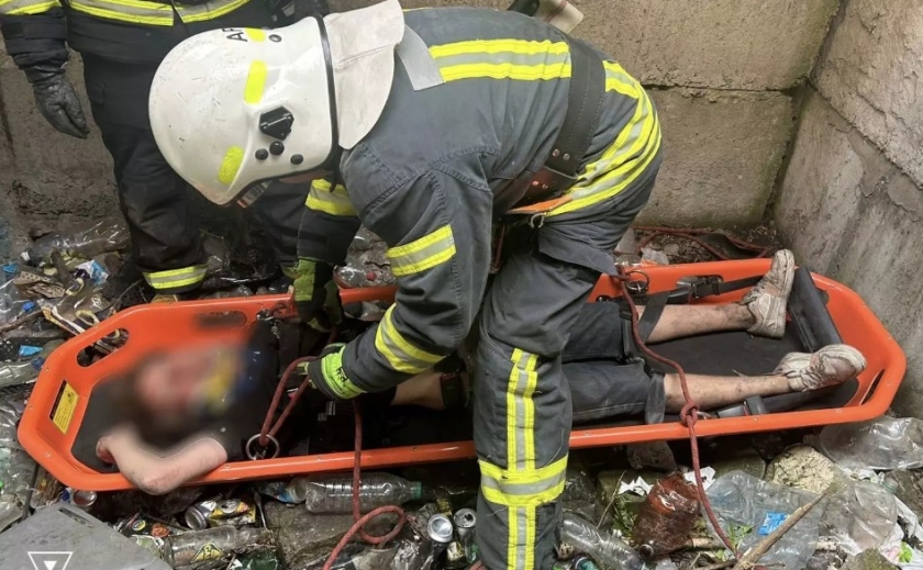 У Запоріжжі врятували чоловіка, який впав у господарчу яму