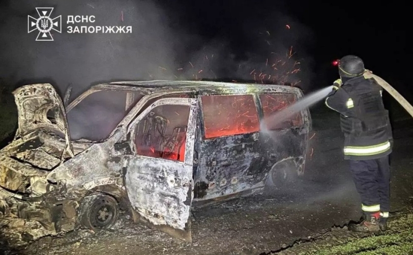 У Запорізькому районі вночі зайнявся автомобіль із дровами усередині