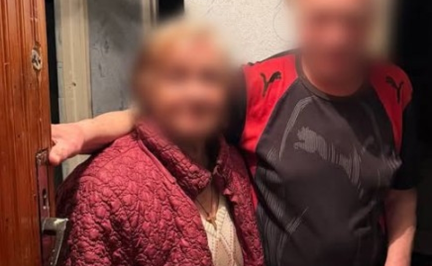 У Дніпрі патрульні допомогли повернутися додому жінці, яка загубилася