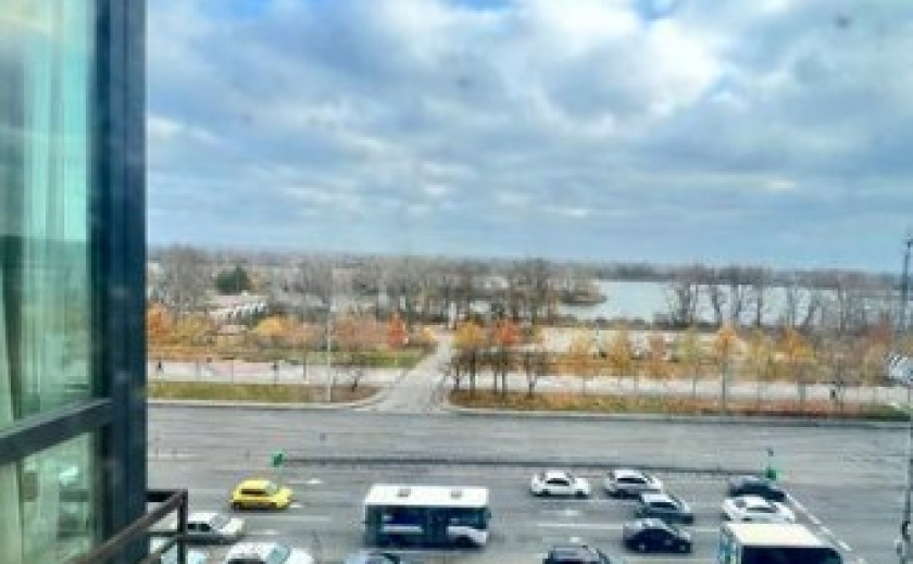 У Дніпрі планують тимчасово звузити проїзну частину на Набережній Перемоги