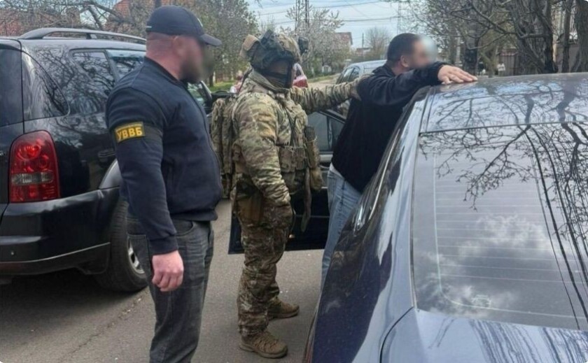 Фіктивна інвалідність за 12 тисяч доларів: правоохоронці викрили ще одну схему втечі з країни