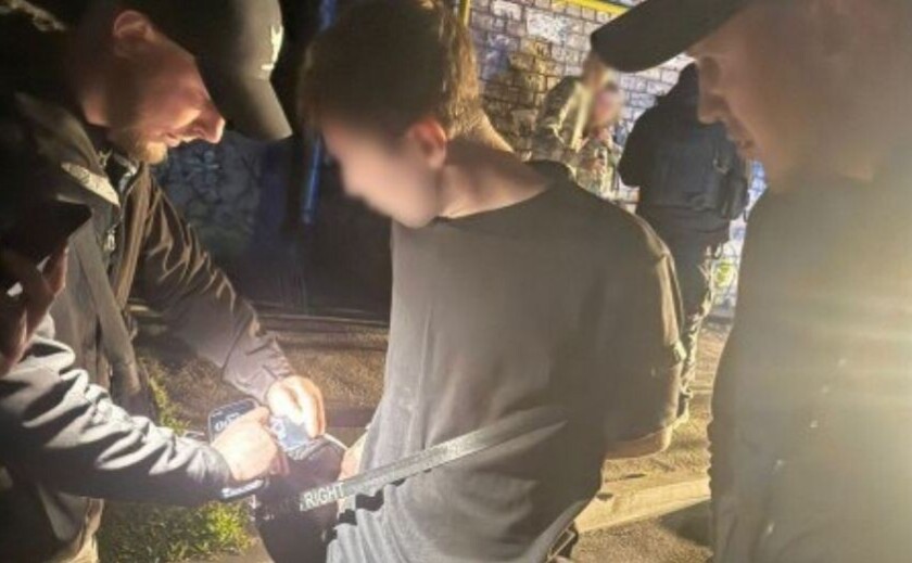 Правоохоронці Запоріжжя затримали чоловіка за пограбування 13-річного підлітка