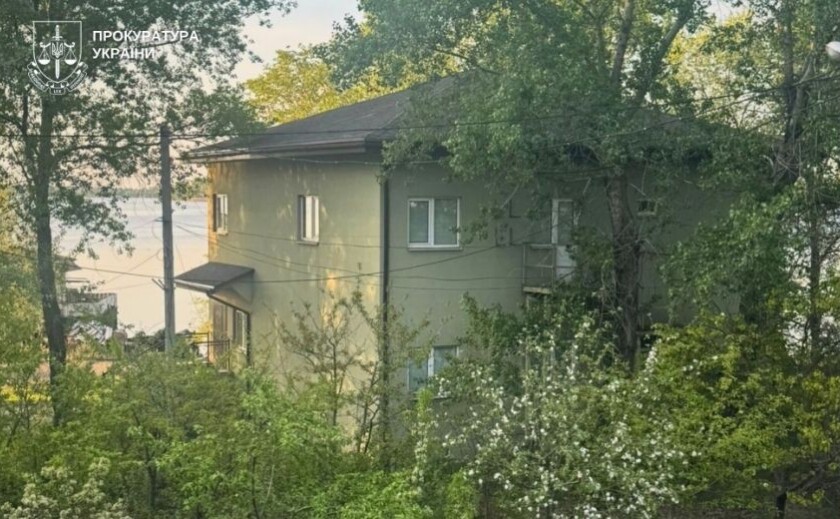 Самовільно збудували двоповерховий котедж на березі Дніпра: суд зобов’язав підприємство знести незаконну будівлю