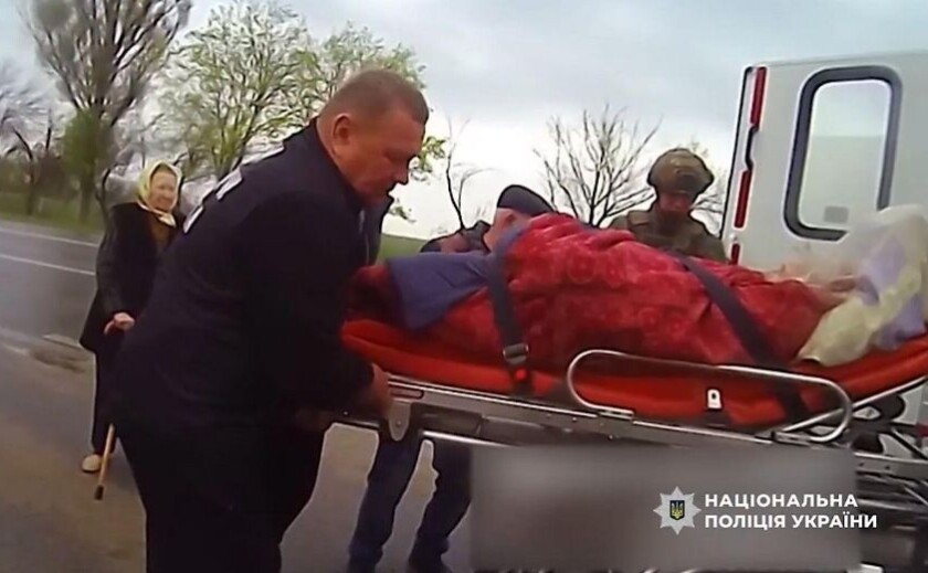Просять вивезти рідних з небезпеки: Поліцейські екіпажу «Білий янгол» евакуювали майже 50 мешканців Нікопольщини