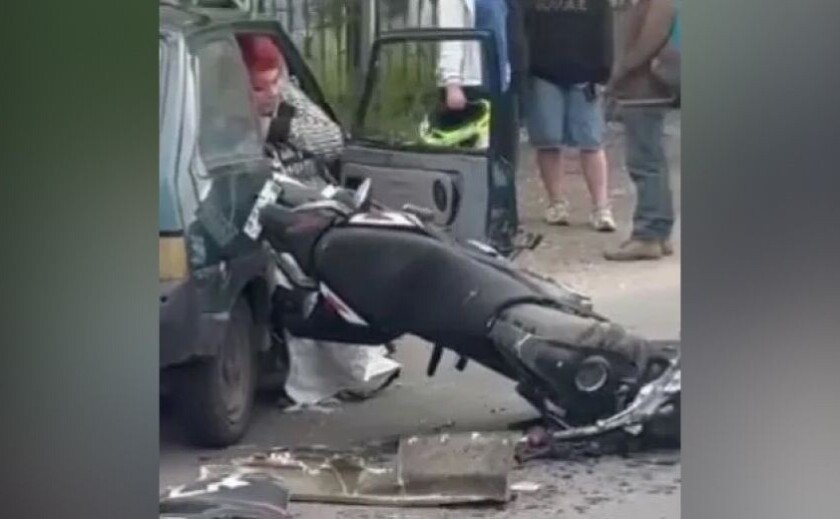 У Дніпрі мотоцикліст зіткнувся з «Таврією»: водія госпіталізували