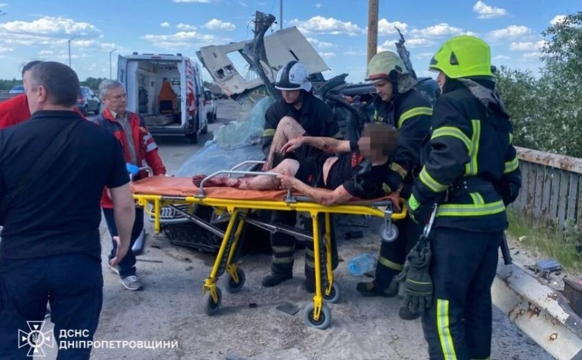 Рятувальники Камʼянського деблокували двох людей із пошкодженого внаслідок ДТП автомобіля