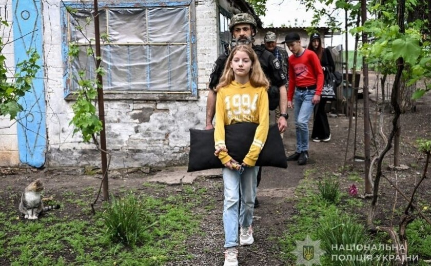 Поліцейські Запоріжжя евакуювали з-під обстрілів дві родини