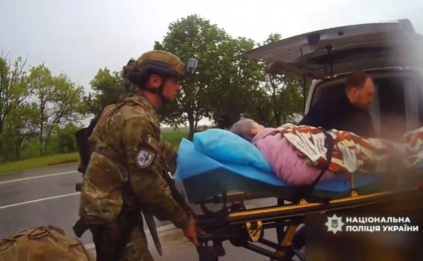 Життя у зоні постійного ураження: поліцейські «Білого янгола» продовжують евакуацію жителів Нікопольщини