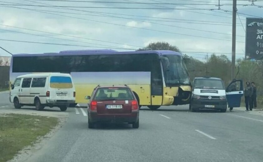 На в’їзді у Дніпро легковик врізався в автобус