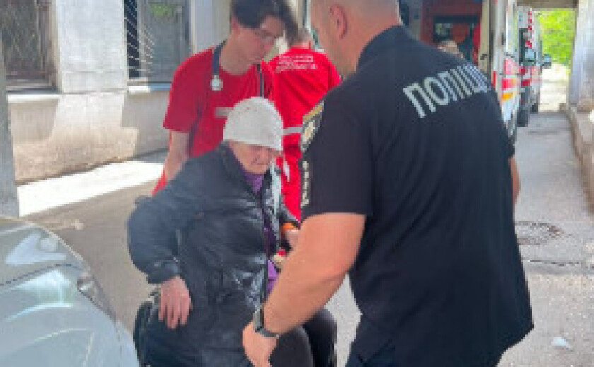 У Підгородному поліцейські офіцери громади допомогли літній жінці, яка травмувалася на вулиці