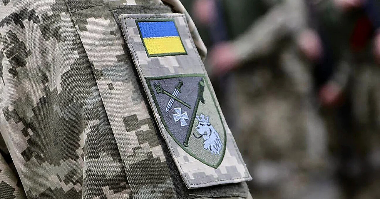У Львові натовп відбив чоловіка у ТЦК та пошкодив службове авто