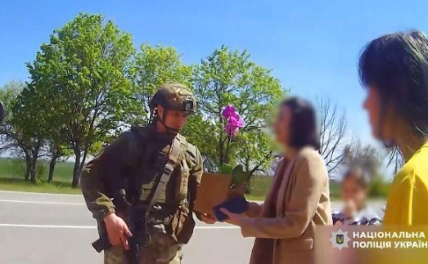 «Ми з дітьми встигли вийти, а двоє зятів отримали поранення через атаку ворожого дрона»: поліцейські «Білого янгола» евакуюють родини з дітьми з прифронтових громад