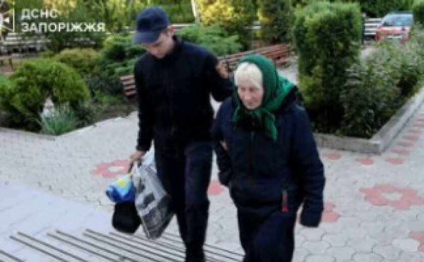 Офіцери-рятувальники ДСНС Запоріжжя евакуювали літню жінку з прифронтової громади