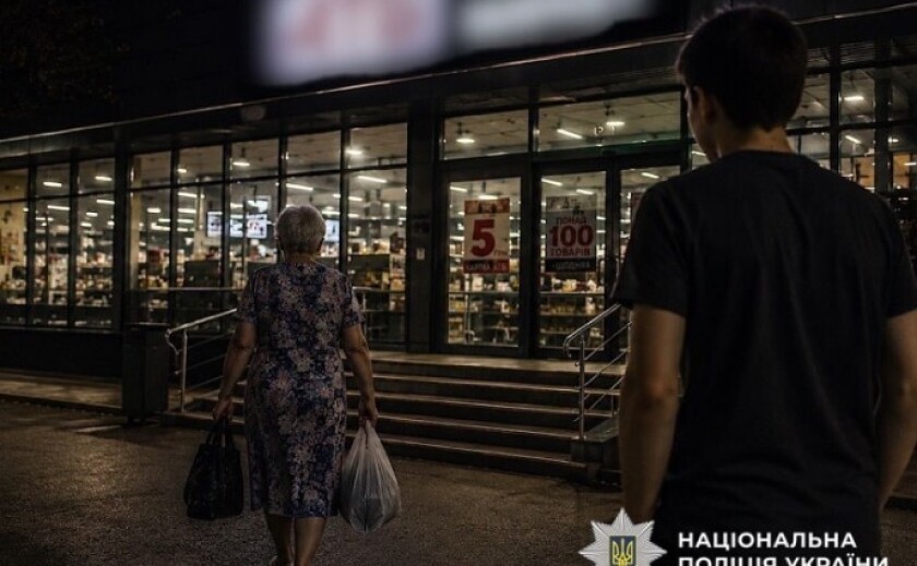 Пограбував пенсіонерку та зняв гроші з її банківської картки: у Покрові слідчі повідомили про підозру 15-річному хлопцю за вчинення майнових злочинів