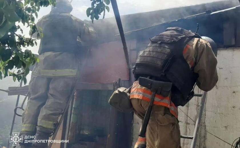 У Нікополі росіяни вдруге атакували рятувальників під час гасіння пожежі