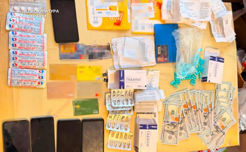 Метадон у колонію через пошту: на Дніпропетровщині викрили наркотрафік за участю працівника в’язниці