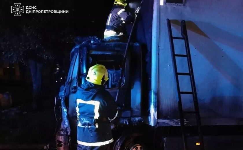 У Кривому Розі посеред ночі спалахнув Mercedes: вогнеборці ліквідували займання