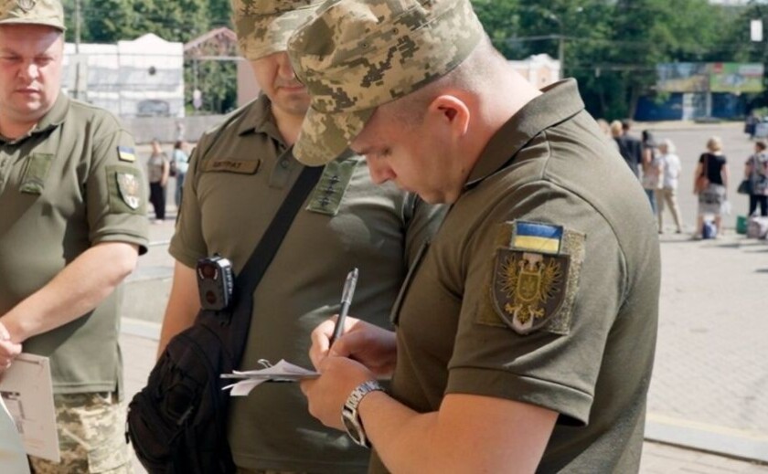 Працівникам ТЦК заборонять вимикати бодікамери під час мобілізаційних заходів: подробиці
