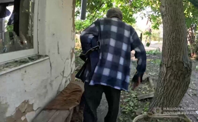 Правоохоронці Запоріжжя евакуювали з-під обстрілів двох маломобільних чоловіків