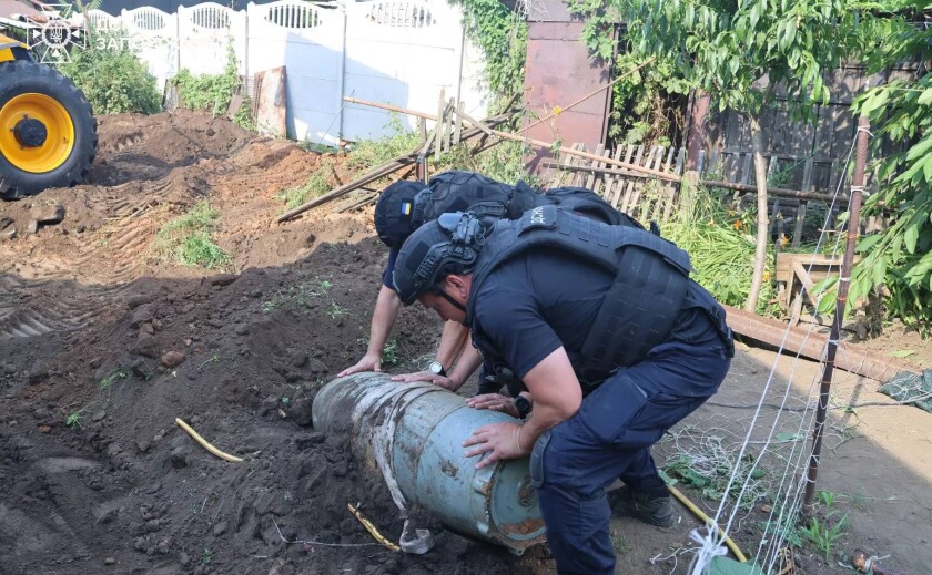 Біля житлового будинку в Запоріжжі виявили 500-кілограмову авіабомбу: сапери ДСНС знешкодили боєприпас (ВІДЕО)
