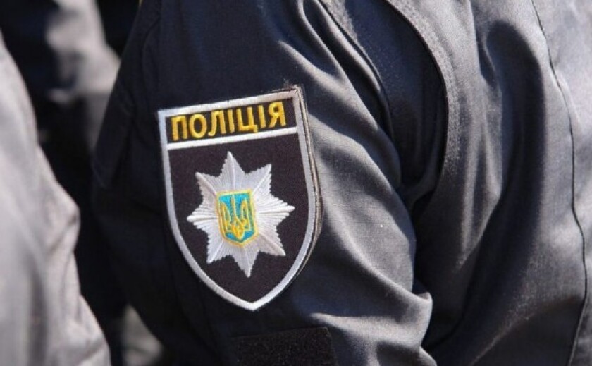 У Кривому Розі патрульні допомогли чоловіку, якому через спеку стало зле за кермом
