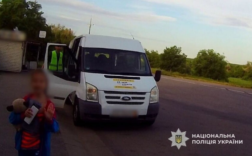 «Аби діти не чули вибухів»: поліцейські «Білого янгола» евакуювали ще одну родину з Нікопольського району