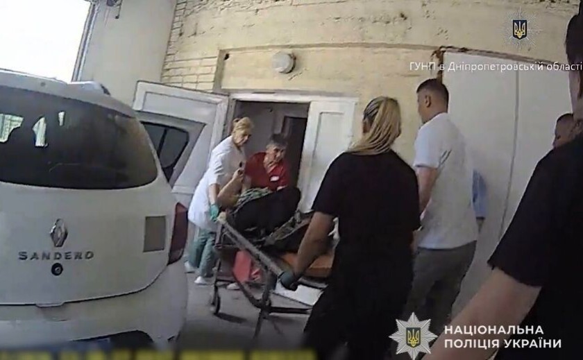 Поліцейські Марганця врятували тяжкопоранену жінку після атаки ударного БпЛА: деталі
