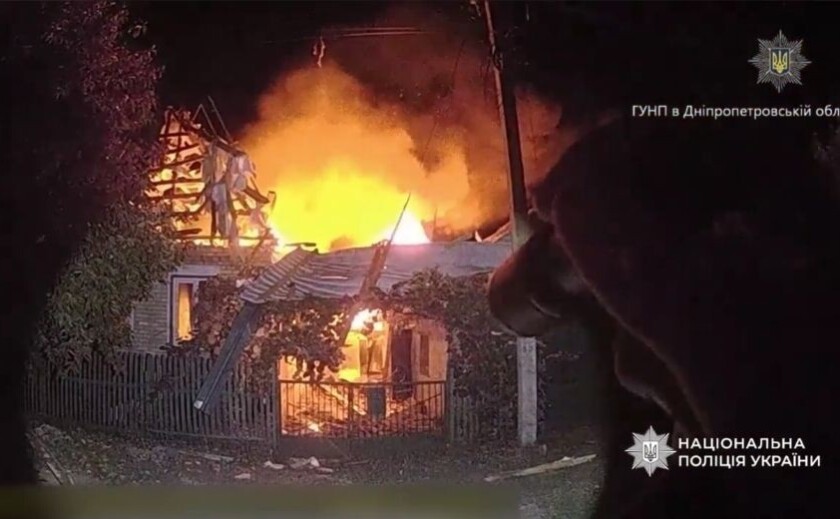 Втратили будинок і майно: правоохоронці Камʼянскього врятували літнє подружжя після ворожого обстрілу