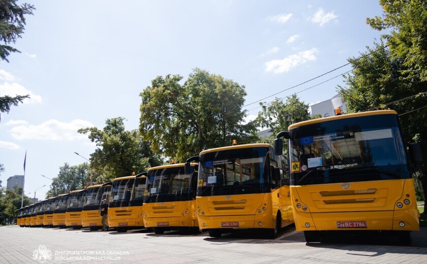 Ще 13 інклюзивних шкільних автобусів отримали громади Дніпропетровщини