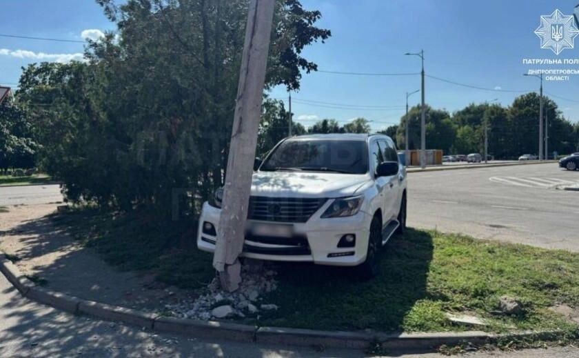 У Дніпрі 20-річна водійка Lexus без прав врізалася у стовп: подробиці ДТП