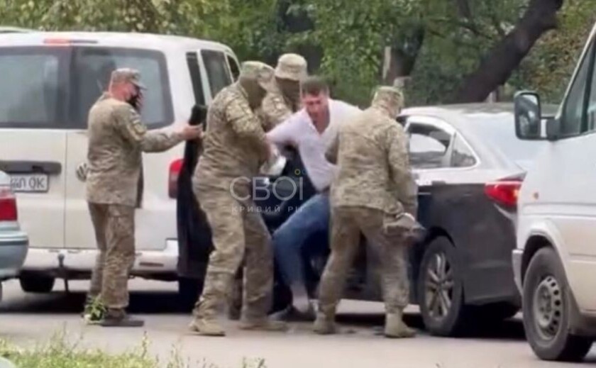 «Незаконне позбавлення волі або викрадення людини»: у Кривому Розі  люди у формі витягли таксиста з машини та «задули» його балончиком