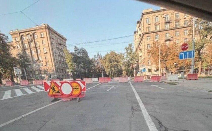 У центрі Дніпра перекрили рух через ремонт трамвайних колій